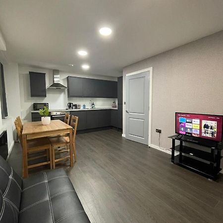 Charming Modern Apartment Near London Heathrow Feltham Exterior photo