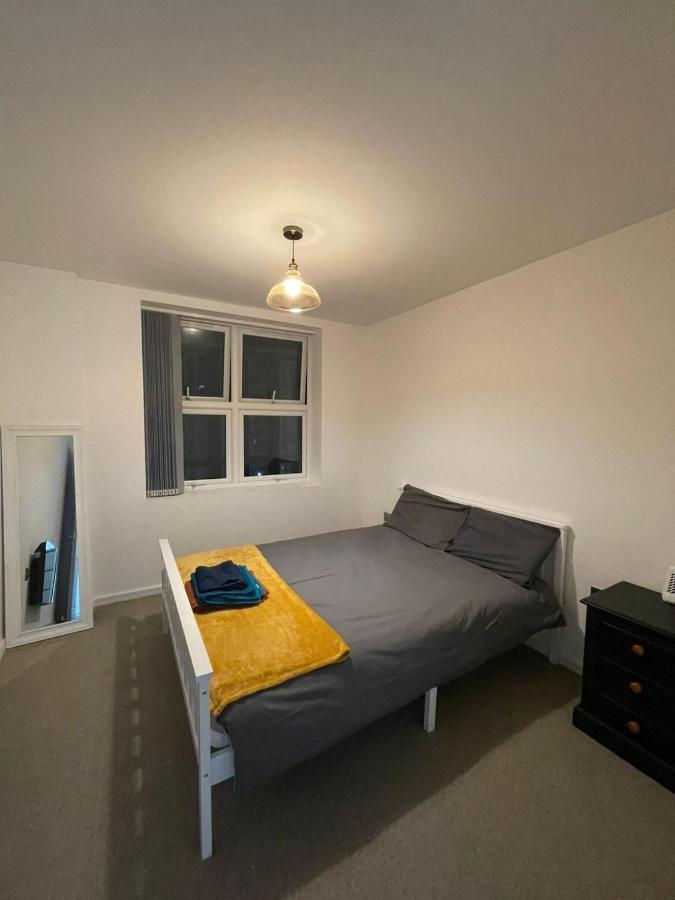 Charming Modern Apartment Near London Heathrow Feltham Exterior photo