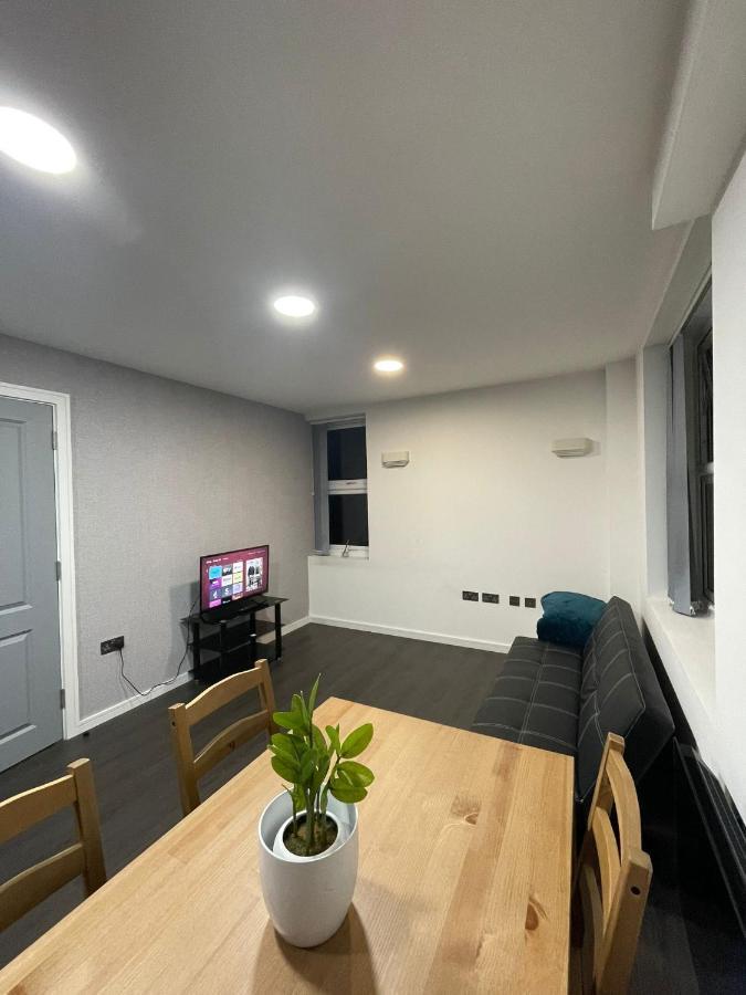 Charming Modern Apartment Near London Heathrow Feltham Exterior photo
