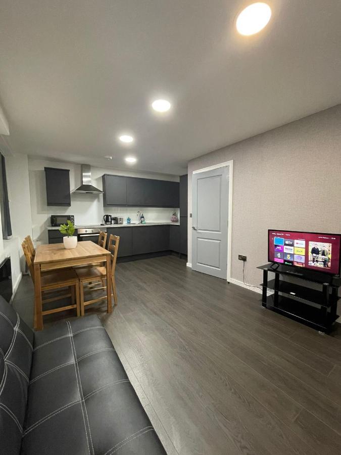 Charming Modern Apartment Near London Heathrow Feltham Exterior photo
