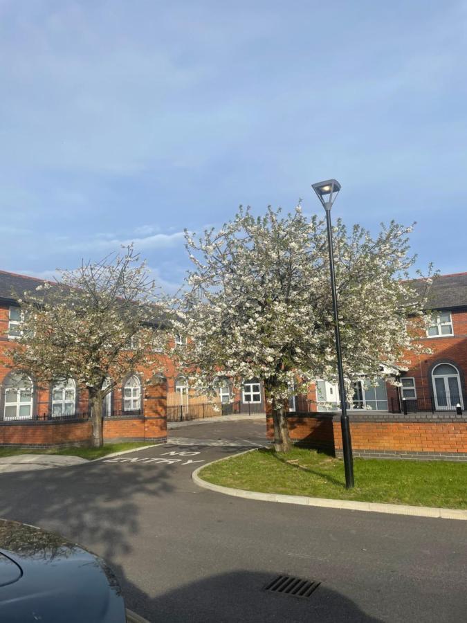 Charming Modern Apartment Near London Heathrow Feltham Exterior photo