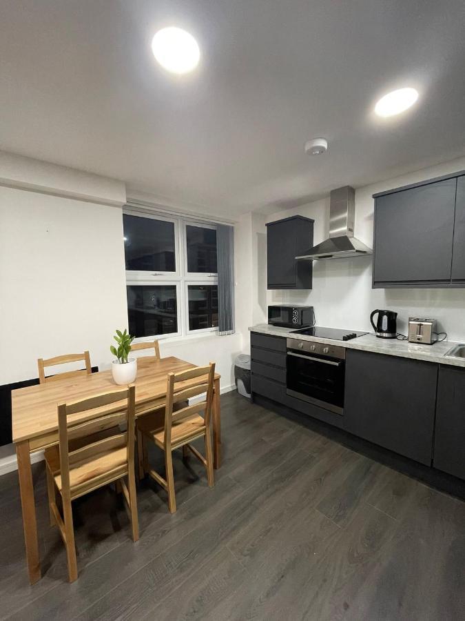 Charming Modern Apartment Near London Heathrow Feltham Exterior photo