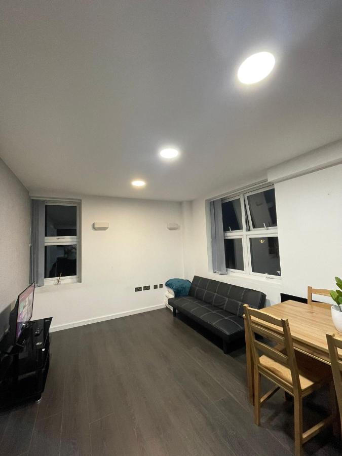 Charming Modern Apartment Near London Heathrow Feltham Exterior photo