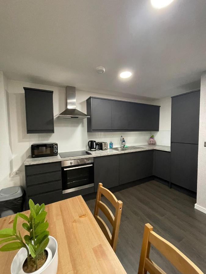 Charming Modern Apartment Near London Heathrow Feltham Exterior photo